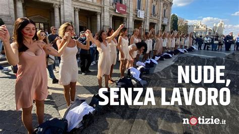 diciottenni nude|Ragazze 18 enni italiane si spogliano nude in cameretta.